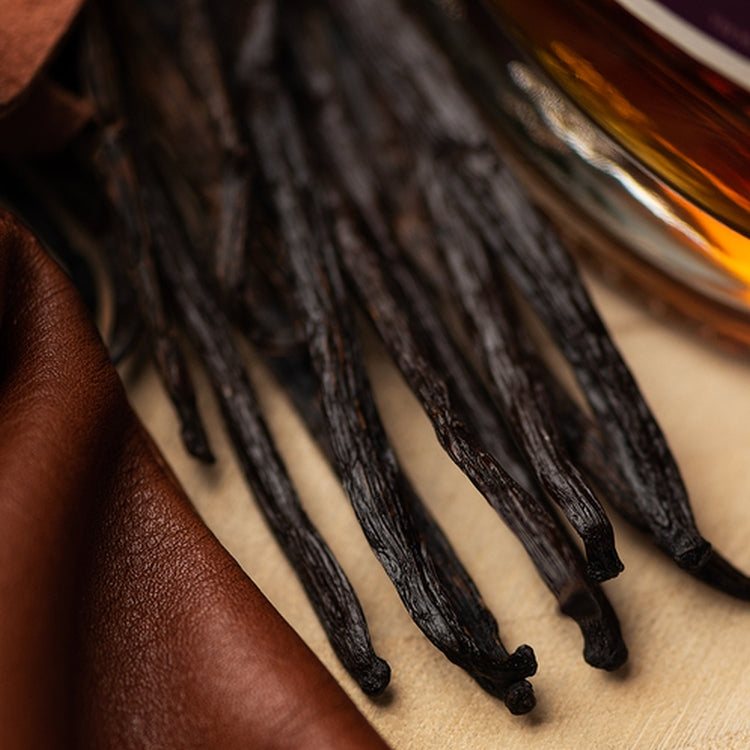 Simple Scents White Oak and Vanilla Candle